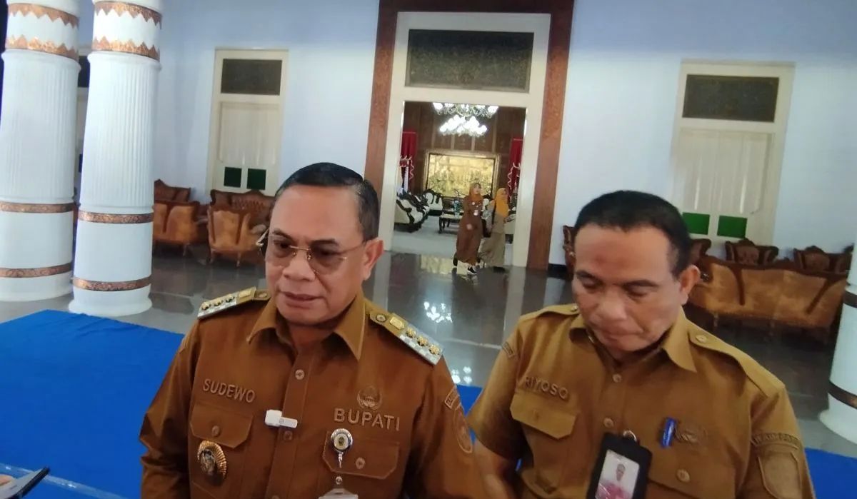 Bupati Pati Sudewo didampingi Plt Sekretaris Daerah (Sekda) Kabupaten Pati Riyoso. Kamis, 7 Agustus 2025. <b>(Antara)</b>