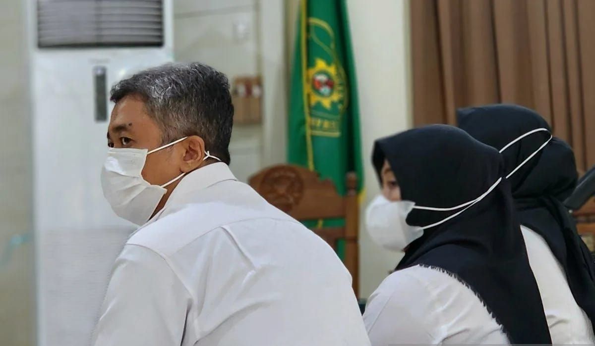 Ketua Program Studi Anestesiologi Fakultas Kedokteran Universitas Diponegoro Semarang Taufik Eko Nugroho (kiri) saat menjalani sidang di PN Semarang, Rabu 10 September 2025. ANTARA/I.C. Senjaya <b>(Antara)</b>