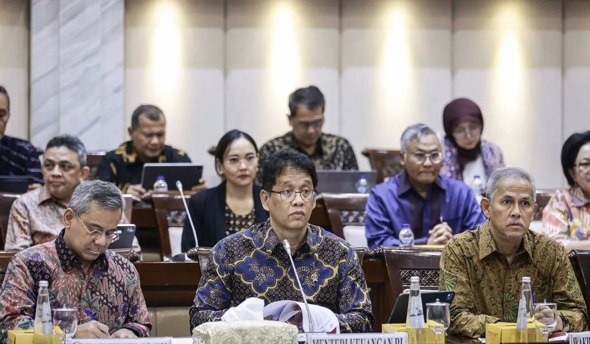 Menteri Keuangan Purbaya Yudhi Sadewa (tengah) didampingi Wakil Menteri Keuangan Suahasil Nazara (kiri) dan Anggito Abimanyu (kanan) mengikuti rapat kerja dengan Komisi XI DPR di Kompleks Parlemen, Senayan, Jakarta, Kamis, 11 September 2025. <b>(ANTARA)</b>