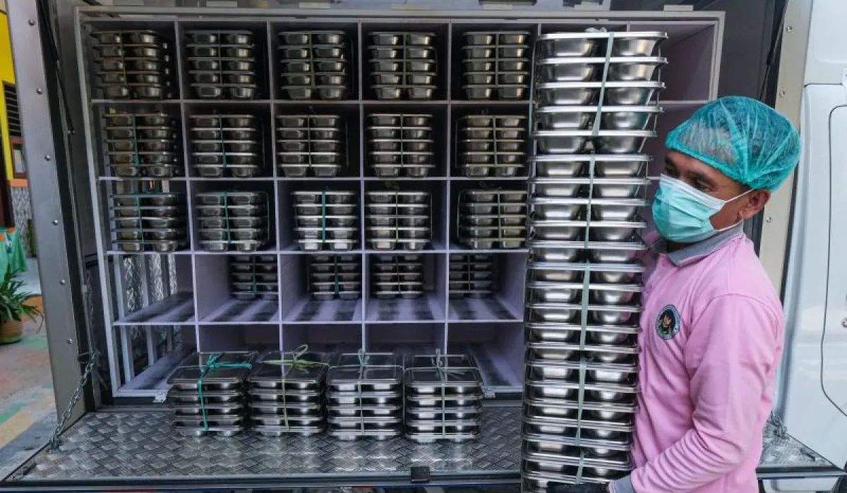 Ilustrasi - Petugas SPPG menurunkan ompreng makan bergizi gratis dari atas mobil di SDN 2 Kendari, Sulawesi Tenggara, Jumat, 19 September 2025. Dinas Pendidikan Kota Kendari mencatat per 16 September 2025 sebanyak 23.613 pelajar telah menerima Makan  <b>(ANTARA)</b>