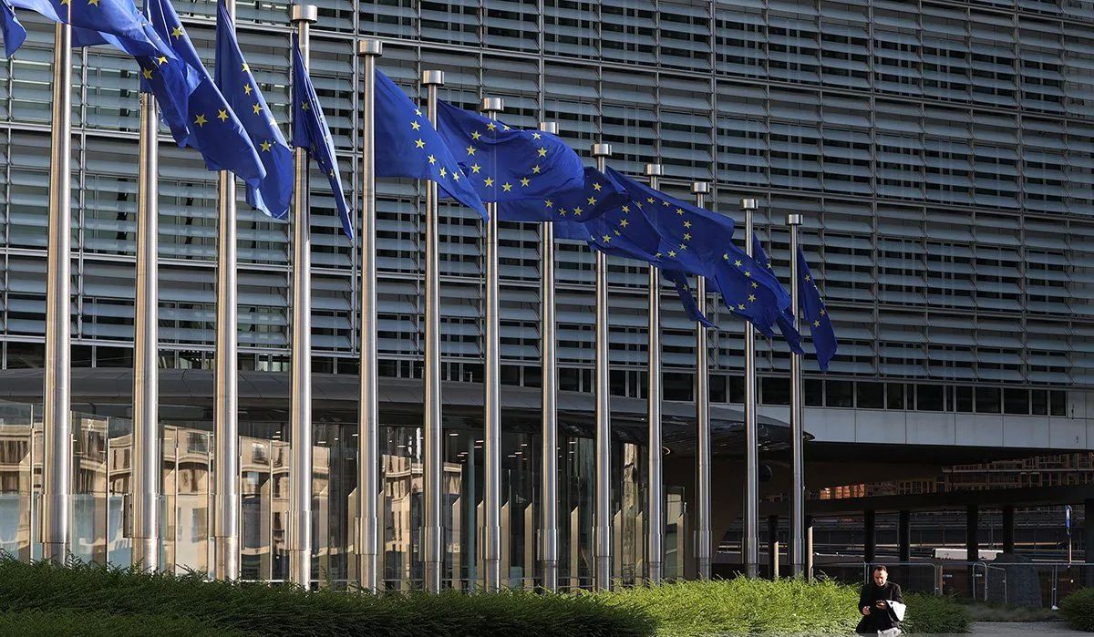 Bendera Uni Eropa terlihat di markas besar Komisi Eropa di Brussel, Belgia (23/5/2025). <b>(ANTARA)</b>