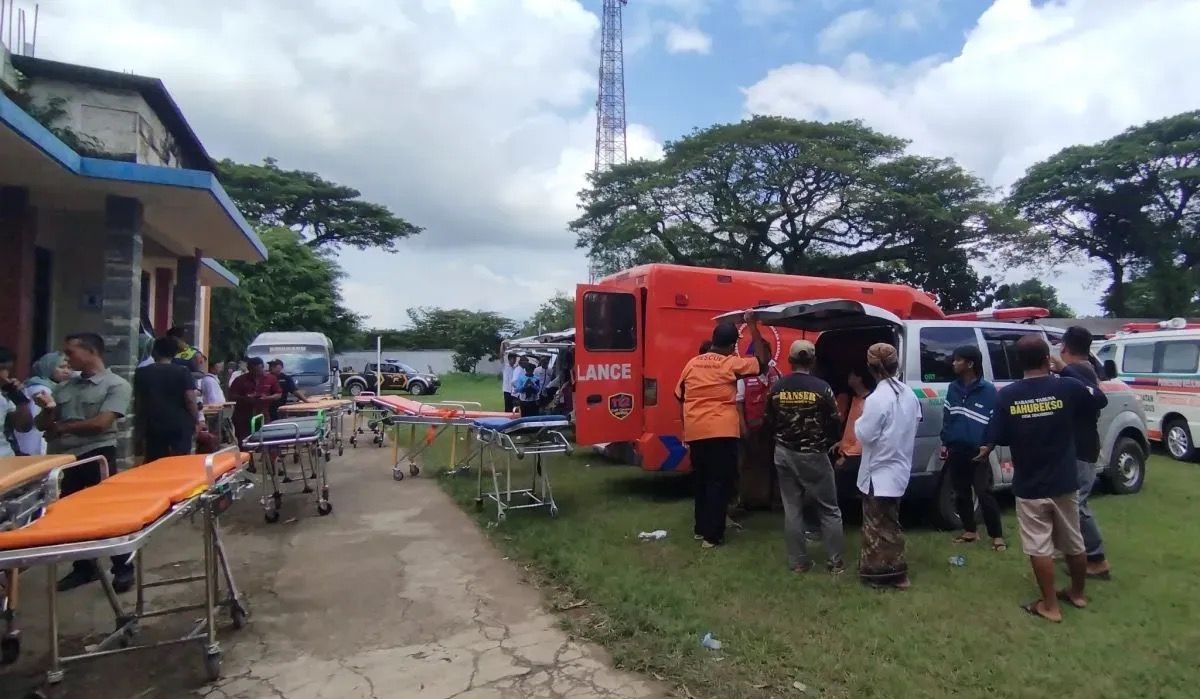 Ttim medis dan ambulans bersiap di SMA Negeri 2 Kudus, Jawa Tengah.