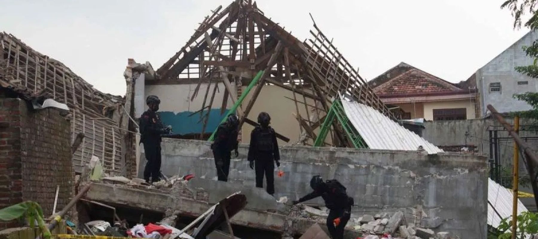 Tim Gegana Polda Jatim melakukan penyisiran di rumah lokasi ledakan milik anggota polisi di Desa Sumolawang, Kecamatan Puri, Kabupaten Mojokerto, Jawa Timur, Senin, 13 Januari 2025..