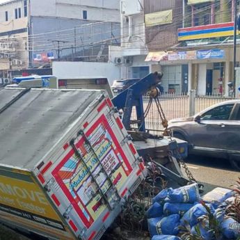Sopir Truk Alami Kecelakaan Tunggal akibat Kantuk di Duren Sawit