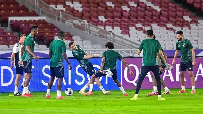 Pesepak bola Timnas Arab Saudi menjalani sesi latihan resmi di Stadion Utama Gelora Bung Karno, Senayan, Jakarta, Senin (18/11/2024). 