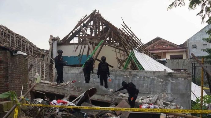 Tim Gegana Polda Jatim melakukan penyisiran di rumah lokasi ledakan milik anggota polisi di Desa Sumolawang, Kecamatan Puri, Kabupaten Mojokerto, Jawa Timur, Senin, 13 Januari 2025..