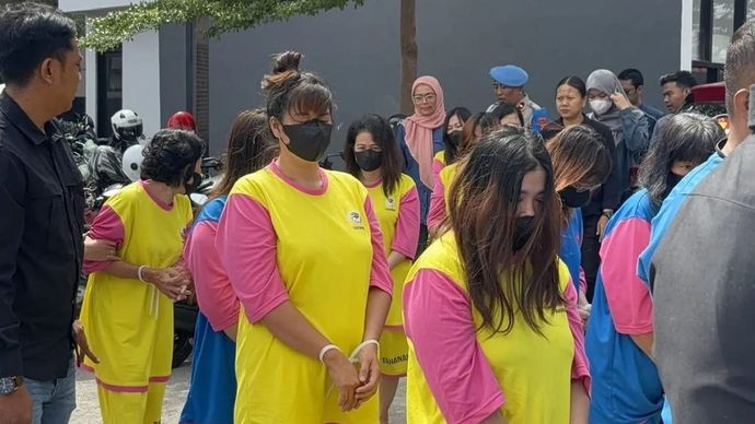 Arsip- para tersangka kasus sindikat perdagangan bayi saat digiring oleh petugas di Mapolda Jawa Barat, Kamis 17 Juli 2025. (ANTARA/Rubby Jovan)