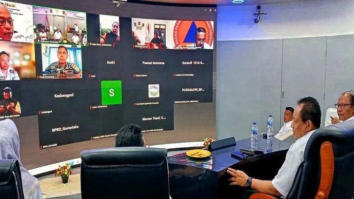 Gubernur Gorontalo Gusnar Ismail bersama Sekretaris Daerah dan sejumlah pimpinan organisasi perangkat daerah memantau perkembangan tsunami melalui zoom meeting dengan BMKG dan pihak terkait di Command Center Gubernuran Gorontalo, Rabu 30 Juli 2025. ANTARA/HO-Kominfotik Provinsi Gorontalo