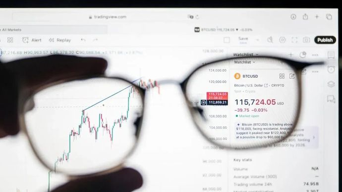 Arsip foto - Warga mengamati pergerakan harga mata uang kripto Bitcoin (BTC) di Semarang, Jawa Tengah, Jumat 1 Agustus 2025 (ANTARA FOTO/Aprillio Akbar/wpa.)
