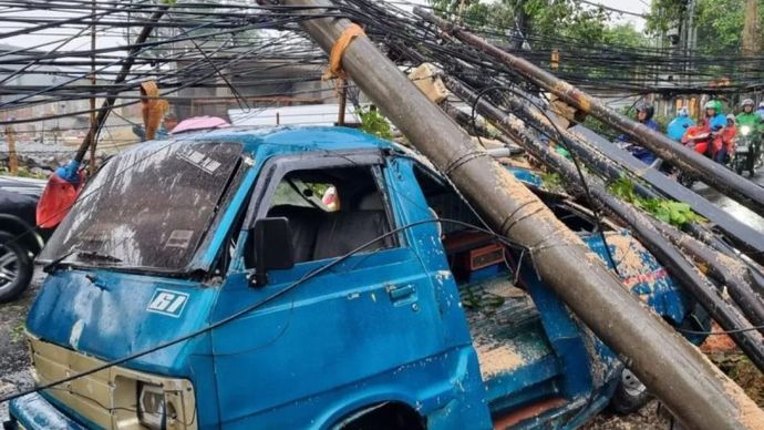 Satu mobil angkutan menjadi objek terdampak akibat satu pohon tumbang di Jalan Margasatwa Raya, Pondok Labu, Cilandak, Jakarta Selatan, Jumat 12 September 2025. ANTARA/Luthfia Miranda Putri.