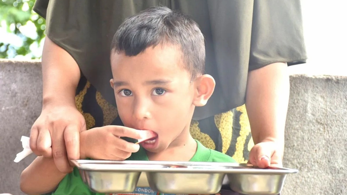 Ilustrasi - Seorang penerima manfaat Program Makan Bergizi Gratis (MBG) balita tengah menikmati makanan yang diantarkan langsung ke rumahnya oleh Tim Pendamping Keluarga (TPK) dari Badan Kependudukan dan Keluarga Berencana Nasional (BKKBN). ANTARA/HO-Kemendukbangga/BKKBN.