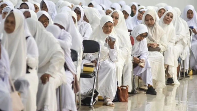 Arsip foto - Jamaah calon haji mendengarkan pemaparan dalam bimbingan manasik haji di Gedung Islamic Center (IC) Kabupaten Ciamis, Jawa Barat, Rabu (1/4/2026). ANTARA FOTO/Adeng Bustomi/nym/aa.