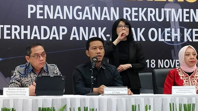 Arsip foto - Juru Bicara Densus 88 Antiteror Polri Kombes Polisi Mayndra Eka Wardhana berbicara dalam konferensi pers 