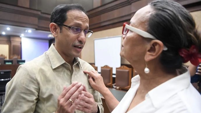 Terdakwa kasus dugaan korupsi pengadaan Chromebook dalam program digitalisasi pendidikan di Kemendikbudristek, Nadiem Anwar Makarim (kiri) berbincang dengan aktris Christine Hakim (kanan) saat jeda sidang di Pengadilan Tipikor, Jakarta, Selasa (23/6/2026). Sidang tersebut beragenda mendengarkan pembacaan duplik atau tanggapan atas replik dari jaksa penuntut umum. 