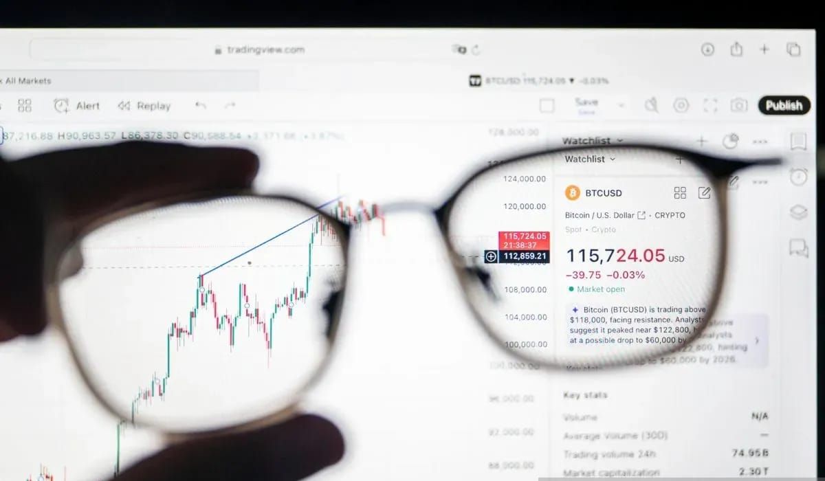 Arsip foto - Warga mengamati pergerakan harga mata uang kripto Bitcoin (BTC) di Semarang, Jawa Tengah, Jumat 1 Agustus 2025 (ANTARA FOTO/Aprillio Akbar/wpa.) <b>(Antara)</b>