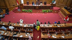 Di Pati, Jawa Tengah, Partai Gerindra melalui Sekjen Sugiono dan jajaran DPP membina langsung Bupati Sudewo, yang dinilai warga bersikap arogan hingga memicu aksi protes besar-besaran.
