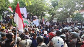 Ratusan warga Kabupaten Pati, Jawa Tengah, yang tergabung dalam Masyarakat Pati Bersatu (MPB) kembali menggelar aksi demonstrasi di depan kantor DPRD Pati. Mereka menuntut Bupati Pati Sudewo mundur dari jabatannya karena dianggap arogan dan diduga te