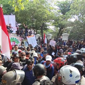 Warga Pati Demo, Desak Bupati Sudewo Mundur