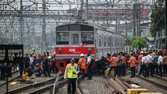 Sejumlah petugas mengevakuasi rangkaian KRL Commuter Line nomor 1189 relasi Bogor-Jakarta Kota yang anjlok di emplasemen Stasiun Jakarta Kota, Jakarta, Selasa, 5 Agustus 2025.