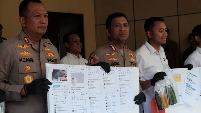 Kepala Polresta Sidoarjo Kombes Pol Christian Tobing (tengah) saat menunjukkan bukti berupa tangkapan layar grup penyuka sesama jenis Cowok Manly Sidoarjo, di Sidoarjo, Senin, 11 Agustus 2025.