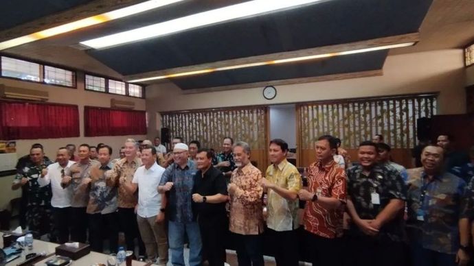 Gubernur Jawa Tengah Ahmad Luthfi berfoto bersama pengusaha rokok dan Bupati Kudus Sam'ani Intakoris di kantor Perkumpulan Pekerja Rokok Kudus (PPRK) di Kudus, Jumat, 19 September 2025.
