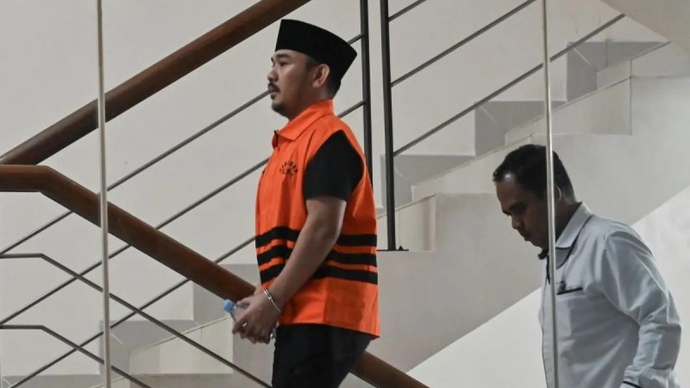 Tersangka kasus dugaan korupsi proyek di lingkungan pemerintahan Kabupaten Bekasi Ade Kuswara Kunang (kiri) berjalan menuju ruang pemeriksaan di Gedung Merah Putih KPK, Rabu (8/4/2026). KPK melakukan pemeriksaan lanjutan terhadap Bupati Bekasi nonaktif Ade Kuswara Kunang terkait dugaan suap ijon proyek di Kabupaten Bekasi sebanyak Rp 14,2 miliar. ANTARA FOTO/Fakhri Hermansyah/sgd (ANTARA FOTO/FAKHRI HERMANSYAH)