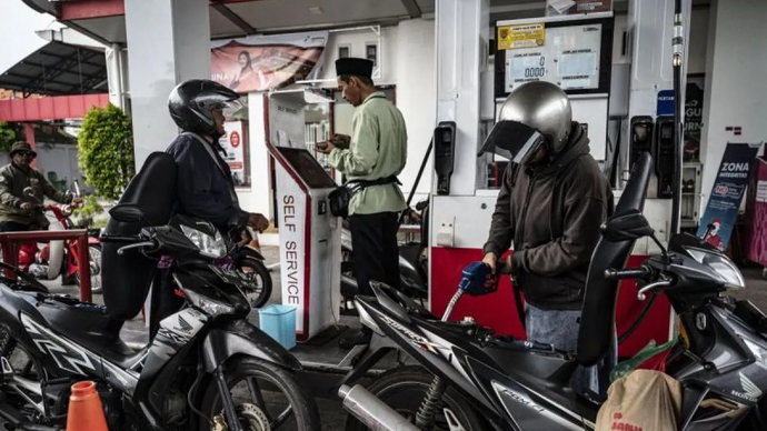 Pengendara sepeda motor mengisi bahan bakar minyak (BBM) jenis Pertamax di SPBU Jalan Ahmad Yani, Semarang, Jawa Tengah, Selasa (31/3/2026). ANTARA FOTO/Aprillio Akbar/tom.