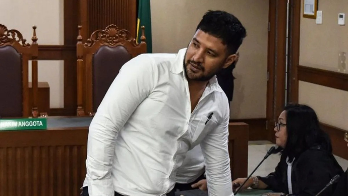 Terdakwa kasus dugaan memperjualbelikan narkotika di dalam Rutan Salemba Muhammad Akbar alias Ammar Zoni (kiri) berbincang dengan poenasehat hukumnya usai mengikuti sidang tuntutan di Pengadilan Negeri Jakarta Pusat, Kamis (12/3/2026). Aktor Ammar Zo