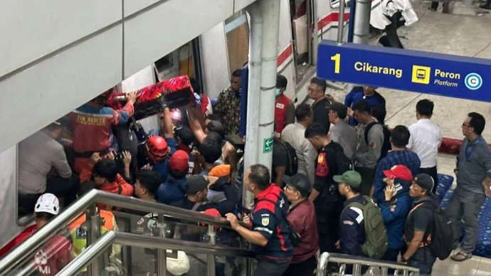 Sejumlah petugas dan warga mengevakuasi korban kecelakaan commuter line (KRL) jurusan Cikarang yang bertabrakan dengan Kereta Api (KA) Jarak Jauh Argo Bromo Anggrek di Stasiun Bekasi Timur, Jawa Barat, Senin 27 April 2026 malam. ANTARA/Pradita Kurniawan Syah.