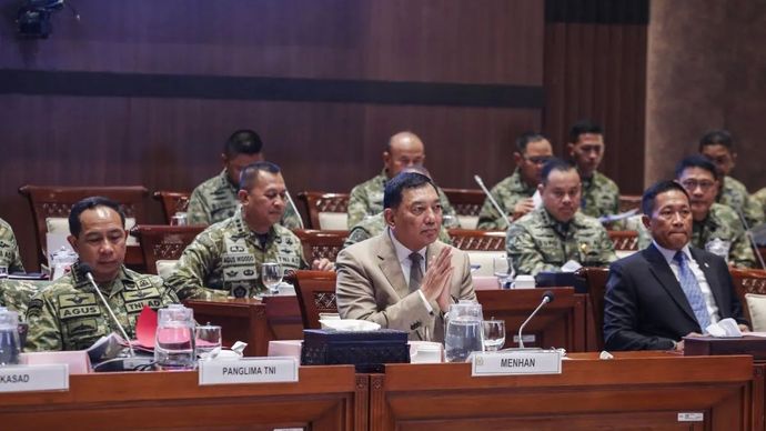 Menteri Pertahanan Sjafrie Sjamsoeddin (tengah) bersama Wakil Menteri Pertahanan Donny Ermawan (kanan) dan Panglima TNI Jenderal TNI Agus Subianto (kiri) menyampaikan paparan saat rapat kerja dengan Komisi I DPR di Kompleks Parlemen, Senayan, Jakarta, Selasa (19/5/2026). Rapat tersebut membahas perkembangan dinamika geopolitik global dan pasukan perdamaian di Timur Tengah. ANTARA FOTO/Asprilla Dwi Adha/hma (ANTARA FOTO/ASPRILLA DWI ADHA)
