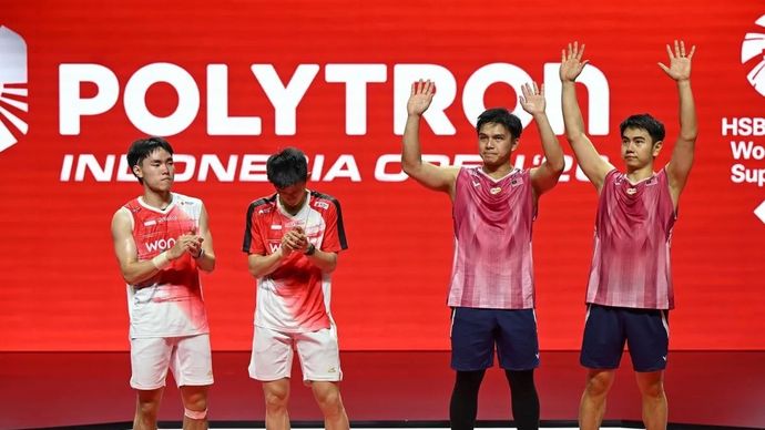 Pebulu tangkis ganda putra Indonesia Raymond Indra (kedua kiri), Nikolaus Joaquin (kiri) dan ganda putra Malaysia Goh Sze Fei (kanan), Nur Izzuddin (kedua kanan) saat penyerahan piala usai final Polytron Indonesia Open 2026 di Istora Senayan, Jakarta, Minggu, 7 Juni 2026.