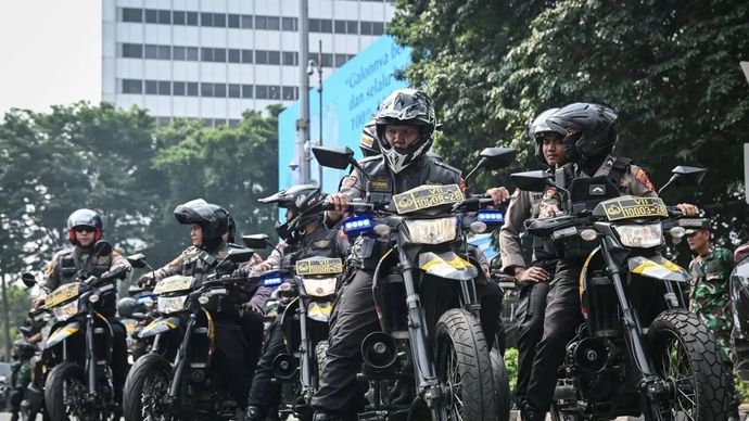 Personel polisi menaiki motor untuk pengamanan unjuk rasa mahasiswa di Jalan Jenderal Sudirman, Jakarta, Jumat (12/6/2026). Polda Metro Jaya bersama TNI mengerahkan sebanyak 4.151 personel gabungan untuk mengawal dan mengamankan aksi penyampaian pendapat yang dilakukan sejumlah elemen mahasiswa.