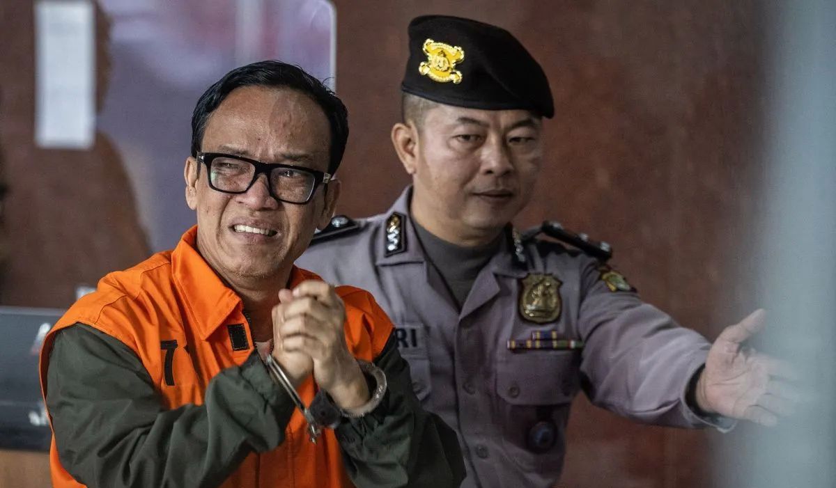 Arsip foto - Wakil Menteri Ketenagakerjaan (Wamenaker) Immanuel Ebenezer (kiri) menangis saat berjalan menuju ruang konferensi pers usai terjaring OTT KPK di Gedung Merah Putih KPK, Jakarta, Jumat, 22 Agustus 2025. KPK menetapkan Wamenaker Immanuel E <b>(ANTARA)</b>