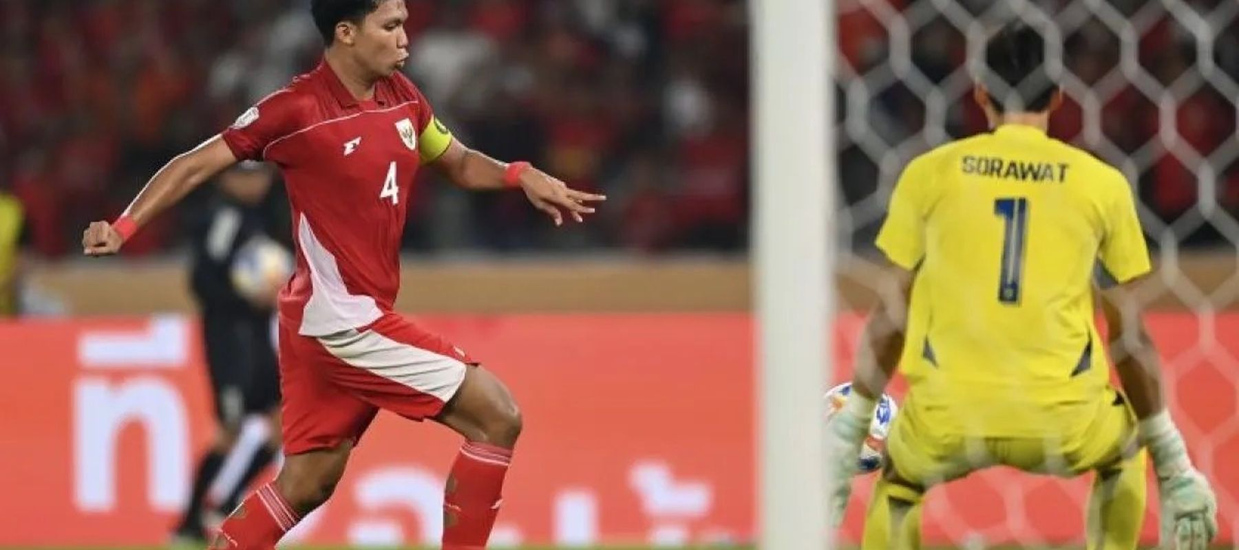 Pesepak bola Timnas Indonesia U-23 Kadek Arel Priyatna berusaha melakukan tembakan ke arah kiper Timnas Thailand U-23 Sorawat Pho.