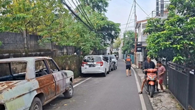 Pemerintah Kota Jakarta Timur (Pemkot Jaktim) menjatuhkan sanksi kepada petugas Penanganan Prasarana dan Sarana Umum (PPSU) di wilayah Kalisari, Pasar Rebo, setelah yang bersangkutan mengunggah foto hasil kecerdasan buatan (AI) dalam laporan aplikasi