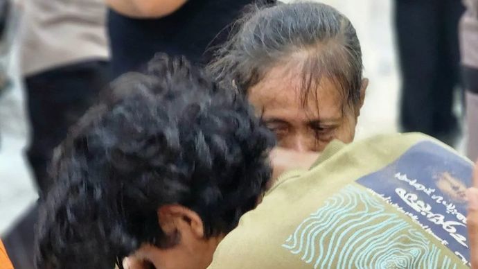 Seorang ibu memeluk anaknya yang dibebaskan oleh polisi, Minggu 31 Agustus 2025, usai aksi berakhir rusuh di depan Mapolda Jateng di Semarang. (ANTARA/I.C. Senjaya)