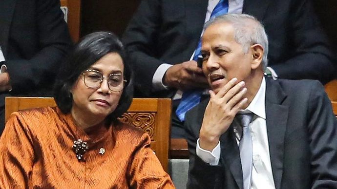 Arsip foto - Menteri Keuangan Sri Mulyani Indrawati (kiri) berbincang dengan Wakil Menteri Keuangan Anggito Abimanyu (kanan) saat mengikuti Rapat Paripurna DPR ke-3 masa Persidangan I Tahun Sidang 2025-2026 di Kompleks Parlemen, Senayan, Jakarta, Kamis 21 Agustus 2025. ANTARA FOTO/Asprilla Dwi Adha/YU/aa.