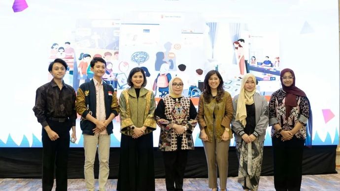 Perwakilan Anak Anak dari Digital Youth Council Save the Children foto bersama dengan Menteri PPPA Arifah Fauzi, Menteri Komdigi Meutya Hafid dan CEO Save the Children Indonesia Dessy Kurwiany Ukar.