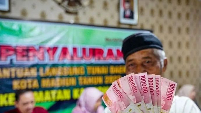 Arsip - Ilustrasi - Kegiatan pencairan bantuan langsung tunai daerah (BLTD) tahun 2023 tahap tempat oleh Pemkot Madiun, Jatim untuk wilayah Kecamatan Kartoharjo di Aula Kantor Kelurahan Kartoharjo, Madiun. (ANTARA/HO-Diskominfo Kota Madiun) (ANTARA/HO-Diskominfo Kota Madiun).