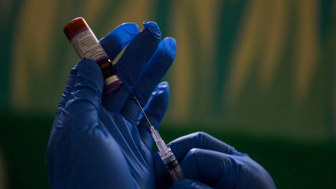 Ilustrasi - Seorang dokter menyiapkan vaksin campak untuk disuntikkan kepada balita di Puskesmas Ibrahim Adjie, Bandung, Jawa Barat, Jumat (27/3/2026). ANTARA FOTO/Raisan Al Farisi/sgd.