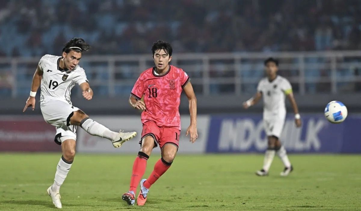 Pesepak bola Timnas Indonesia U-23 Dion Markx (kiri) menendang bola ke arah gawang Timnas Korea Selatan U-23 dalam kualifikasi Grup J Piala Asia U-23 2026 di Stadion Gelora Delta Sidoarjo, Jawa Timur, Selasa, 9 September 2025. <b>(Antara)</b>