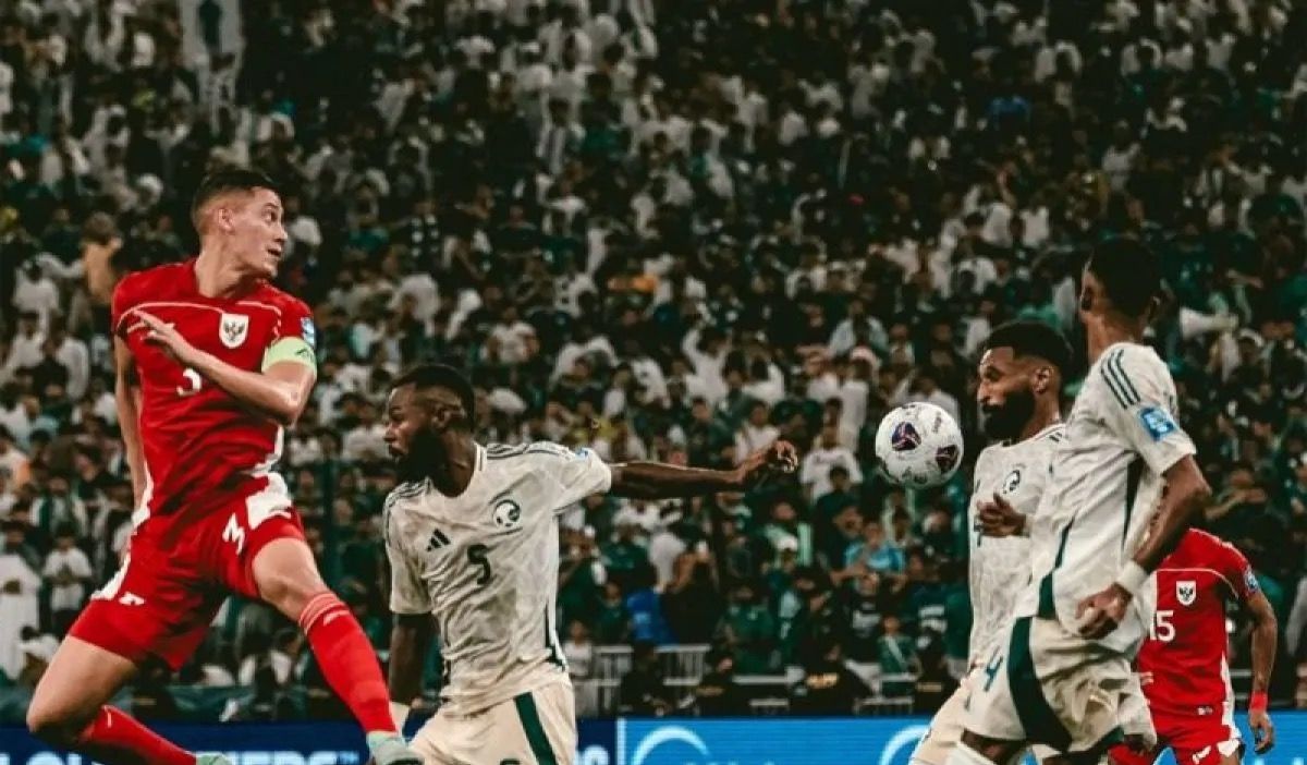 Pesepak bola Timnas Indonesia Jay Noah Idzes dan pesepak bola Arab Saudi Hassan Al Tambakti. <b>(Antara)</b>
