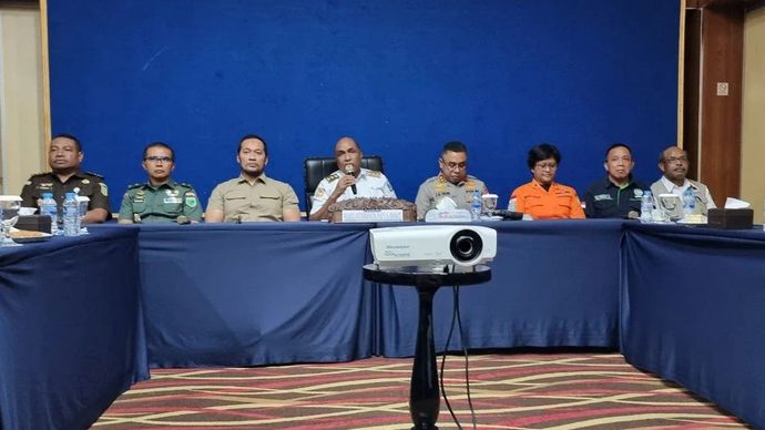 Wakil Gubernur Papua Barat Mohamad Lakotani bersama sejumlah Forkopimda menggelar konferensi pers terkait potensi tsunami di Manokwari, Rabu malam 30 Juli 2025. ANTARA/Fransiskus Salu Weking