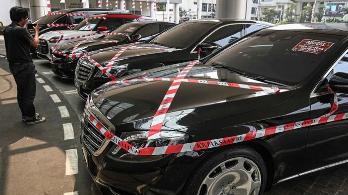Jurnalis merekam sejumlah mobil sitaan penyidik Jaksa Agung Muda Bidang Tindak Pidana Khusus (Jampidsus) di Kejaksaan Agung, Jakarta, Selasa (5/8/2025). Kejaksaan Agung menyita aset-aset uang tunai dan lima mobil yang diduga terafiliasi sebagai hasil atau sebagai alat dari tindak pidana korupsi tersangka Mohammad Riza Chalid dalam kasus korupsi tata kelola minyak mentah dan produk kilang pada PT Pertamina periode 2018-2023. Rabu, 6 Agustus 2025.