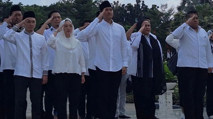 Ketua Umum Partai Solidaritas Indonesia Kaesang Pangarep (tengah) memberikan hormat sebelum ziarah di Taman Makam Pahlawan Kalibata, Jakarta Selatan, Jumat, 22 Agustus 2025.