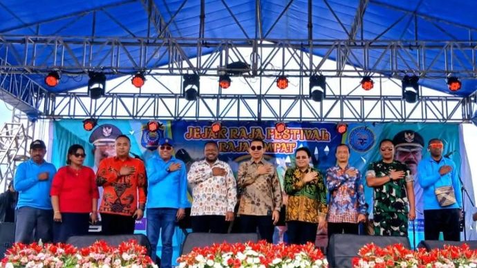 Menteri Kebudayaan Republik Indonesia Fadli Zon pose bersama Wakil Gubernur Papua Barat Daya Ahmad Nausrau bersama seluruh jajaran Forkopimda saat pembukaan Festival Jejak Raja 2025 di Pantai Waisai Torang Cinta (WTC), Kabupaten Raja Ampat, Papua Barat Daya, Jumat 29 Agustus 2025 ANTARA/Yuvensius Lasa Banafanu