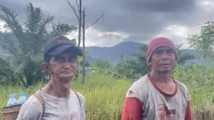 Warga Kampung Tuyan Panamon (kanan) dan Rosidi (kuri) sebagai saksi mata memberikan keterangan saat melihat helikopter tipe BK117 D3 jatuh di Gunung Mandin Damar, Kecamatan Mentewe, Tanah Bumbu, Kalimantan Selatan, Selasa, 2 September 2025.