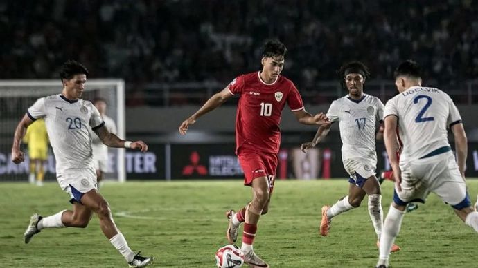 Pesepak bola Timnas Indonesia Rafael William Struick (kedua kiri) berusaha melewati tiga pesepak bola Timnas Filipina Michael Tribaco Kempter (kiri), Zico Alika Lefroy Locquiao Bailey (kedua kanan) dan Adrian Cortes Ugelvik (kanan) saat pertandingan Grup B ASEAN Cup 2024 di Stadion Manahan, Solo, Jawa Tengah, Sabtu 21 Desember 2024. ANTARA FOTO/Mohammad Ayudha/agr/rwa/am.