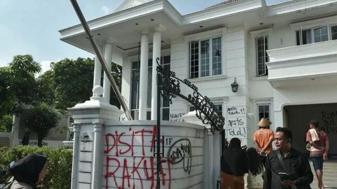 Sejumlah massa tidak dikenal mendatangi rumah Anggota DPR Surya Utama atau Uya Kuya di Pondok Bambu, Jakarta Timur, Minggu 31 Agustus 2025. ANTARA FOTO/Fakhri Hermansyah/foc/am.