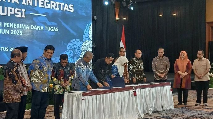 Mentrans M Iftitah Sulaiman Suryanagara (ketiga dari kanan) dan Wamentrans Viva Yoga Mauladi (ketiga dari kiri) menghadiri Rapat Koordinasi Teknis Pembangunan dan Pengembangan Kawasan Transmigrasi Tahun 2025 di Mataram, NTB, Jumat 29 Agustus 2025. ANTARA/Uyu Septiyati Liman.
